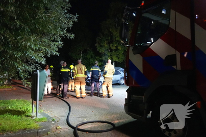 Brandweer blust brand in geparkeerde auto, politie stelt sporen veilig