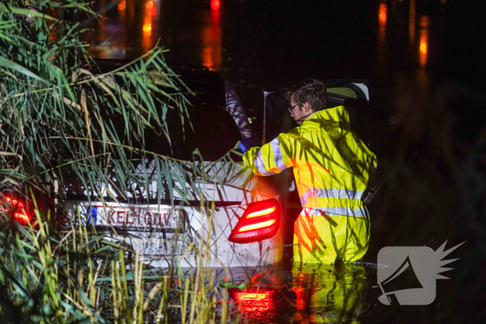 Auto te water op industrieterrein