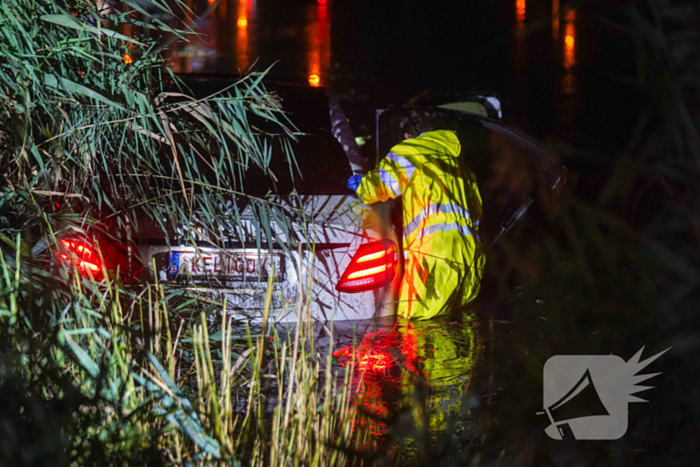 Auto te water op industrieterrein