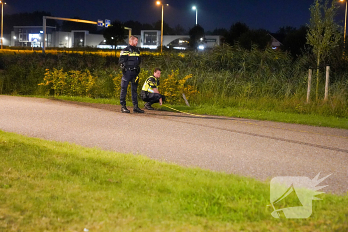 Auto te water op industrieterrein