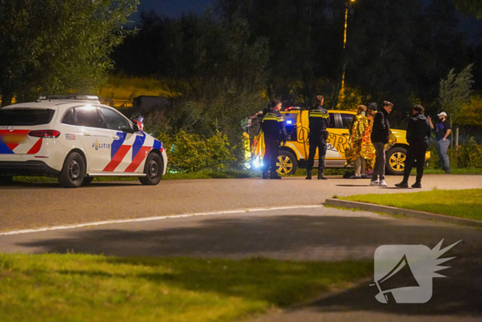 Auto te water op industrieterrein