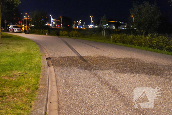 Auto te water op industrieterrein