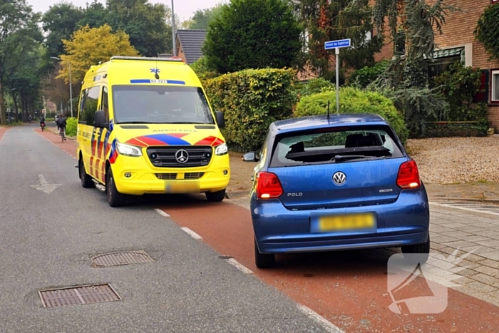 Fietser klapt achterop personenauto