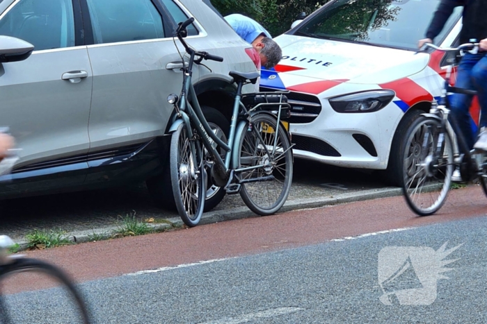 Fietser klapt achterop personenauto