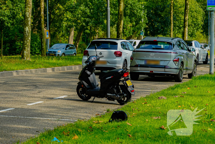 Automobilist raakt scooter tijdens parkeren