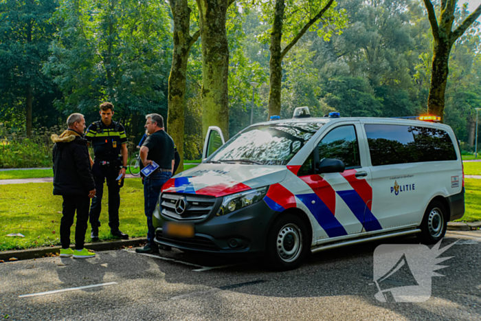 Automobilist raakt scooter tijdens parkeren