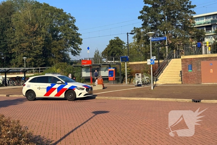 Politie haalt persoon van spoor