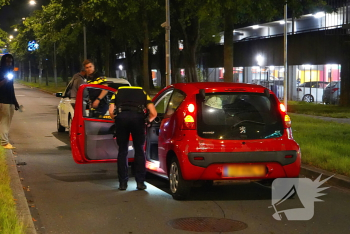 Automobilist onder invloed rijdt tegen verkeerslicht