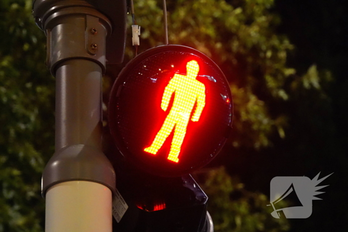 Automobilist onder invloed rijdt tegen verkeerslicht