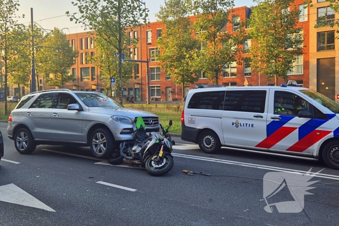 Motor belandt onder auto bij aanrijding