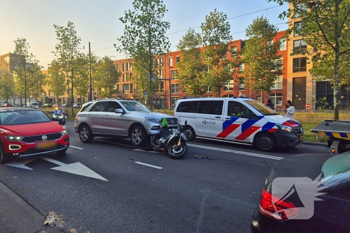 Motor belandt onder auto bij aanrijding