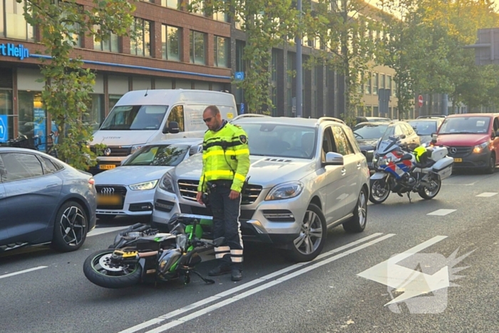 Motor belandt onder auto bij aanrijding