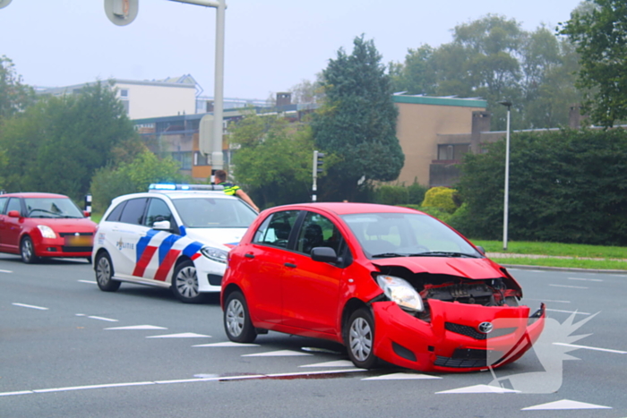 Twee voertuigen beschadigd na aanrijding op kruispunt