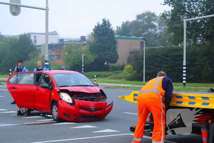 Twee voertuigen beschadigd na aanrijding op kruispunt