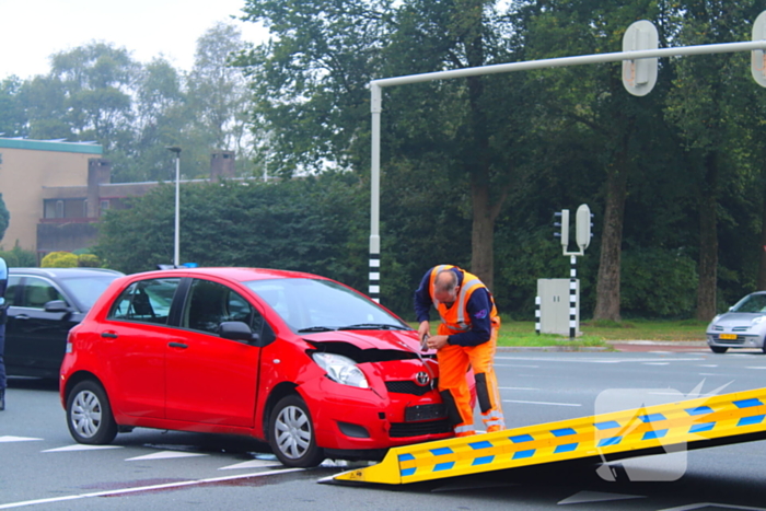 Twee voertuigen beschadigd na aanrijding op kruispunt