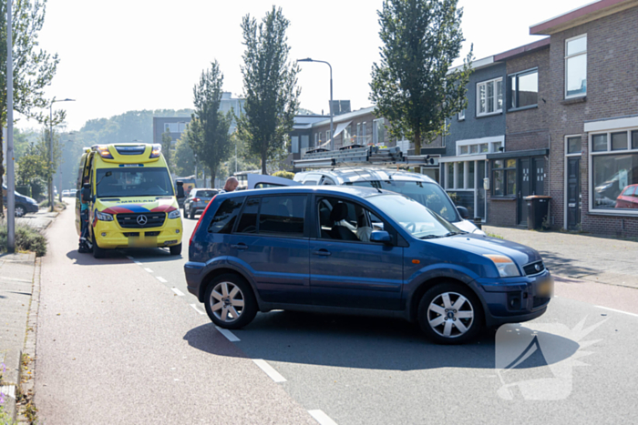 Bestuurder naar ziekenhuis na botsing