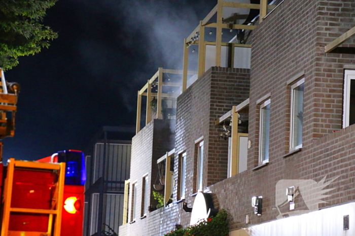 Meerdere personen nagekeken in ambulance na brand in appartement