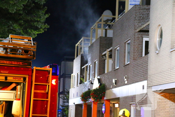 Meerdere personen nagekeken in ambulance na brand in appartement