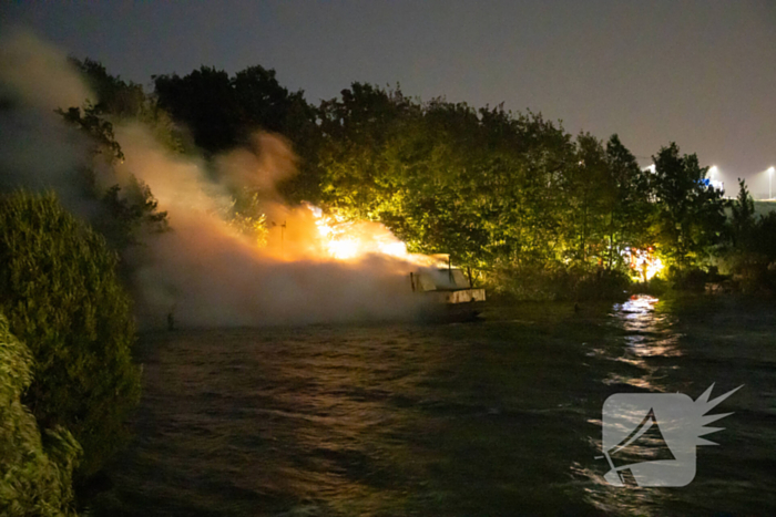 Woonboot zwaar beschadigd door brand