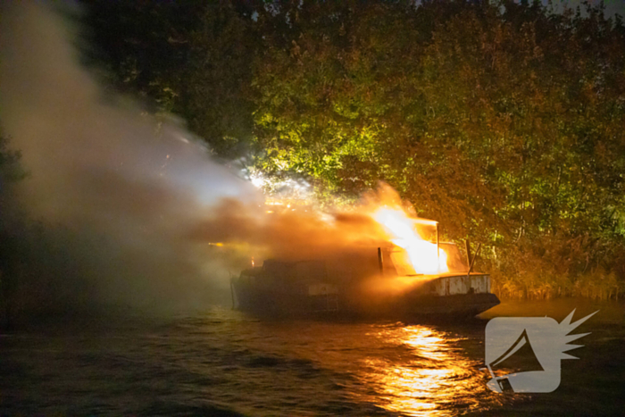 Woonboot zwaar beschadigd door brand