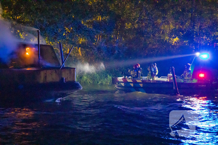 Woonboot zwaar beschadigd door brand