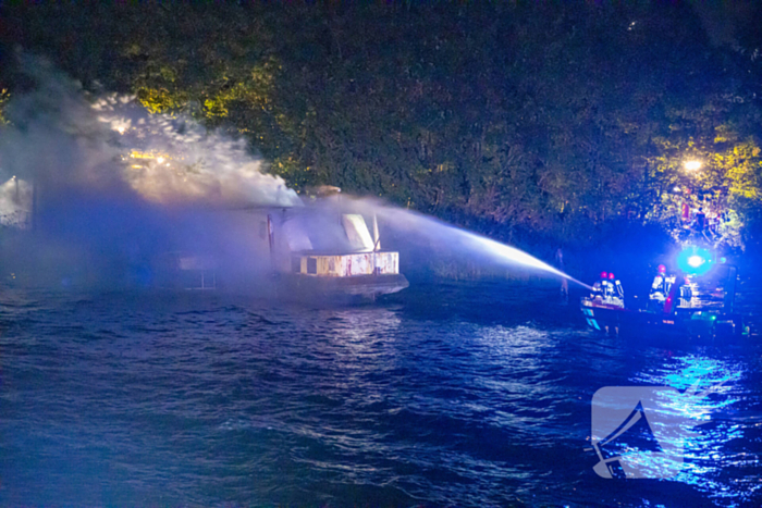 Woonboot zwaar beschadigd door brand