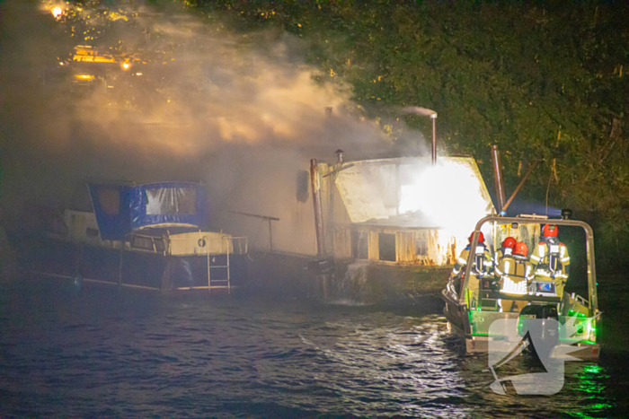 Woonboot zwaar beschadigd door brand