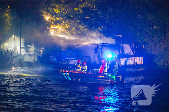 Woonboot zwaar beschadigd door brand