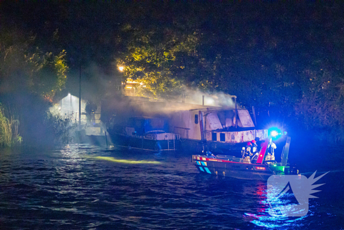 Woonboot zwaar beschadigd door brand