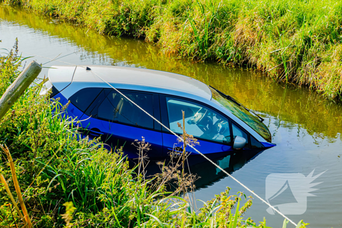 Vergeten handrem eindigt met te watergeraakte auto