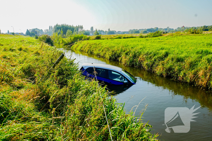 Vergeten handrem eindigt met te watergeraakte auto