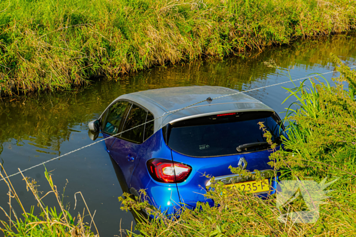 Vergeten handrem eindigt met te watergeraakte auto