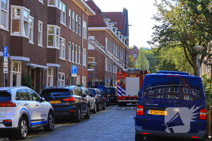 Zwarte rookwolken bij grote brand op dak van woning