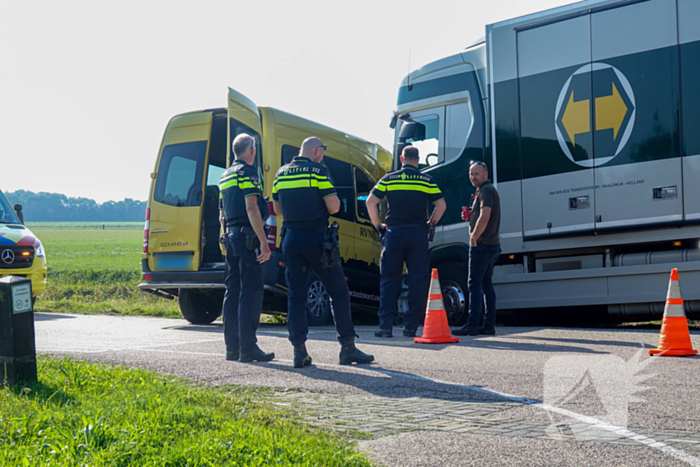 Taxibus zwaar beschadigd na ongeval met vrachtwagen