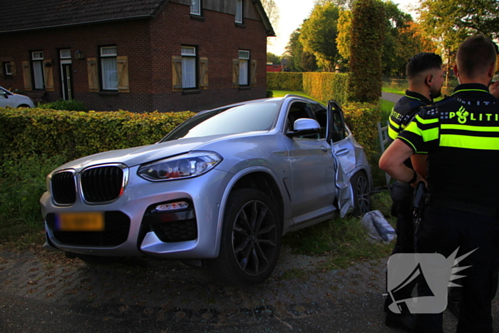 Tractor en automobilist met elkaar in botsing