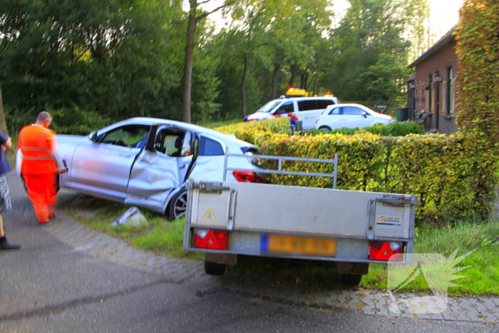 Tractor en automobilist met elkaar in botsing