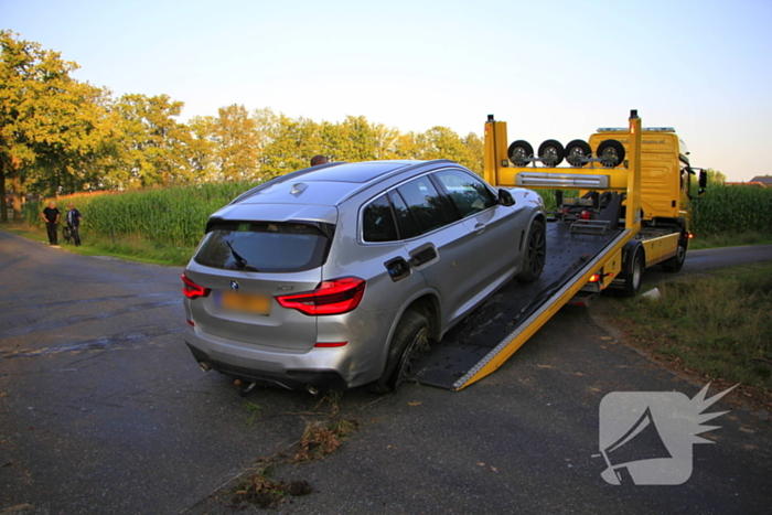 Tractor en automobilist met elkaar in botsing