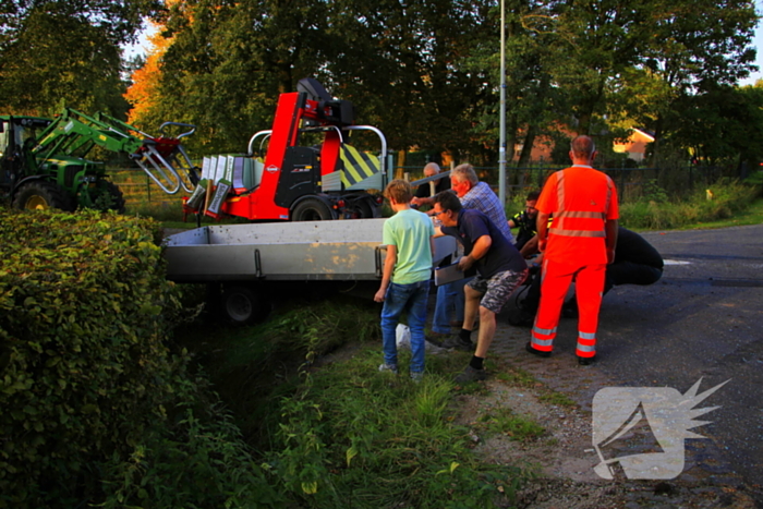 Tractor en automobilist met elkaar in botsing