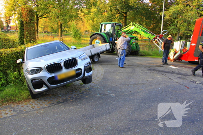 Tractor en automobilist met elkaar in botsing