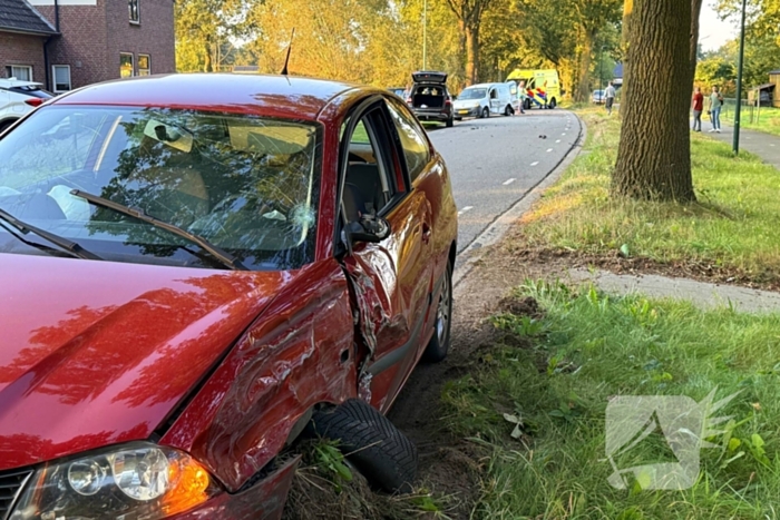 Bestelauto en personenauto botsen op elkaar