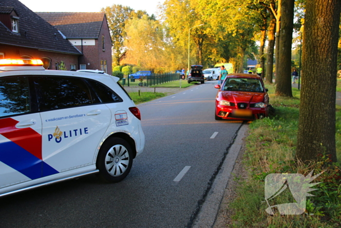 Bestelauto en personenauto botsen op elkaar