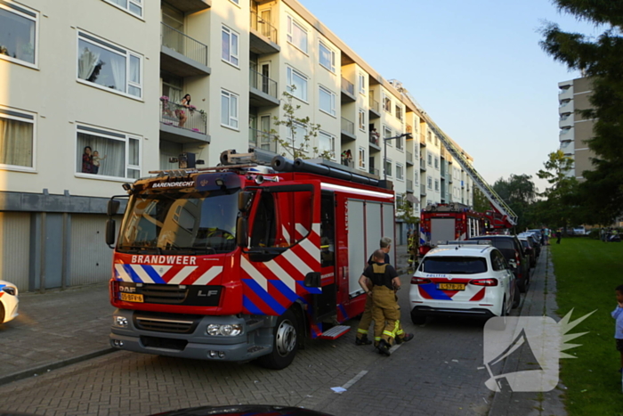 Twee personen gered van balkon bij brand in flatgebouw