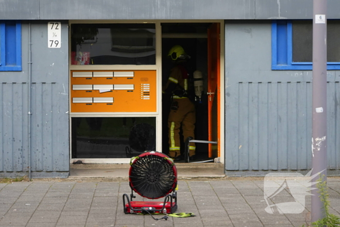 Twee personen gered van balkon bij brand in flatgebouw