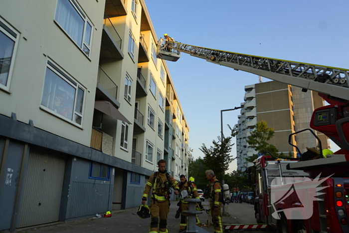 Twee personen gered van balkon bij brand in flatgebouw