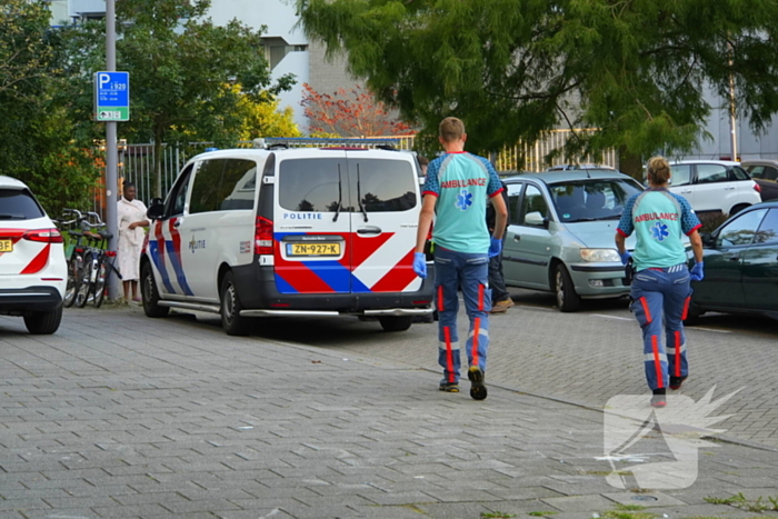 Twee personen gered van balkon bij brand in flatgebouw