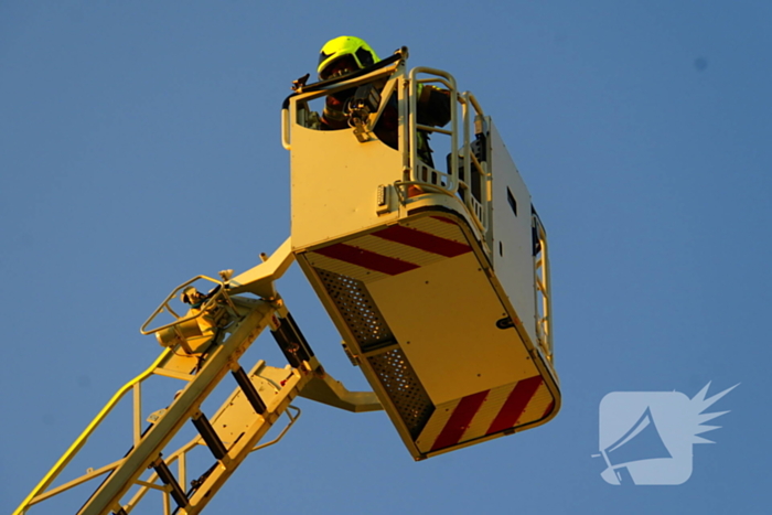 Twee personen gered van balkon bij brand in flatgebouw