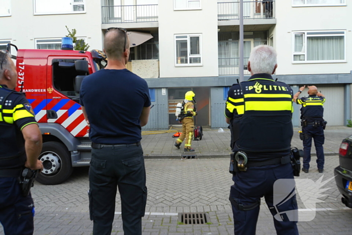 Twee personen gered van balkon bij brand in flatgebouw