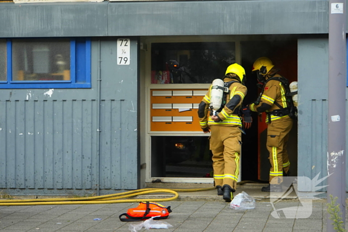 Twee personen gered van balkon bij brand in flatgebouw