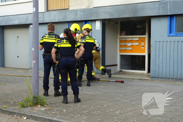 Twee personen gered van balkon bij brand in flatgebouw