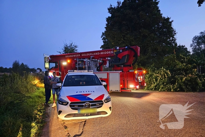 Parachutist belandt in boom, hoogte reddingsteam ingezet